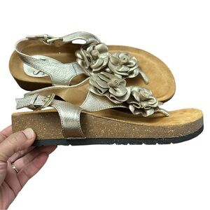 Sofft Women's Gold Floral Comfort Thong Sandals